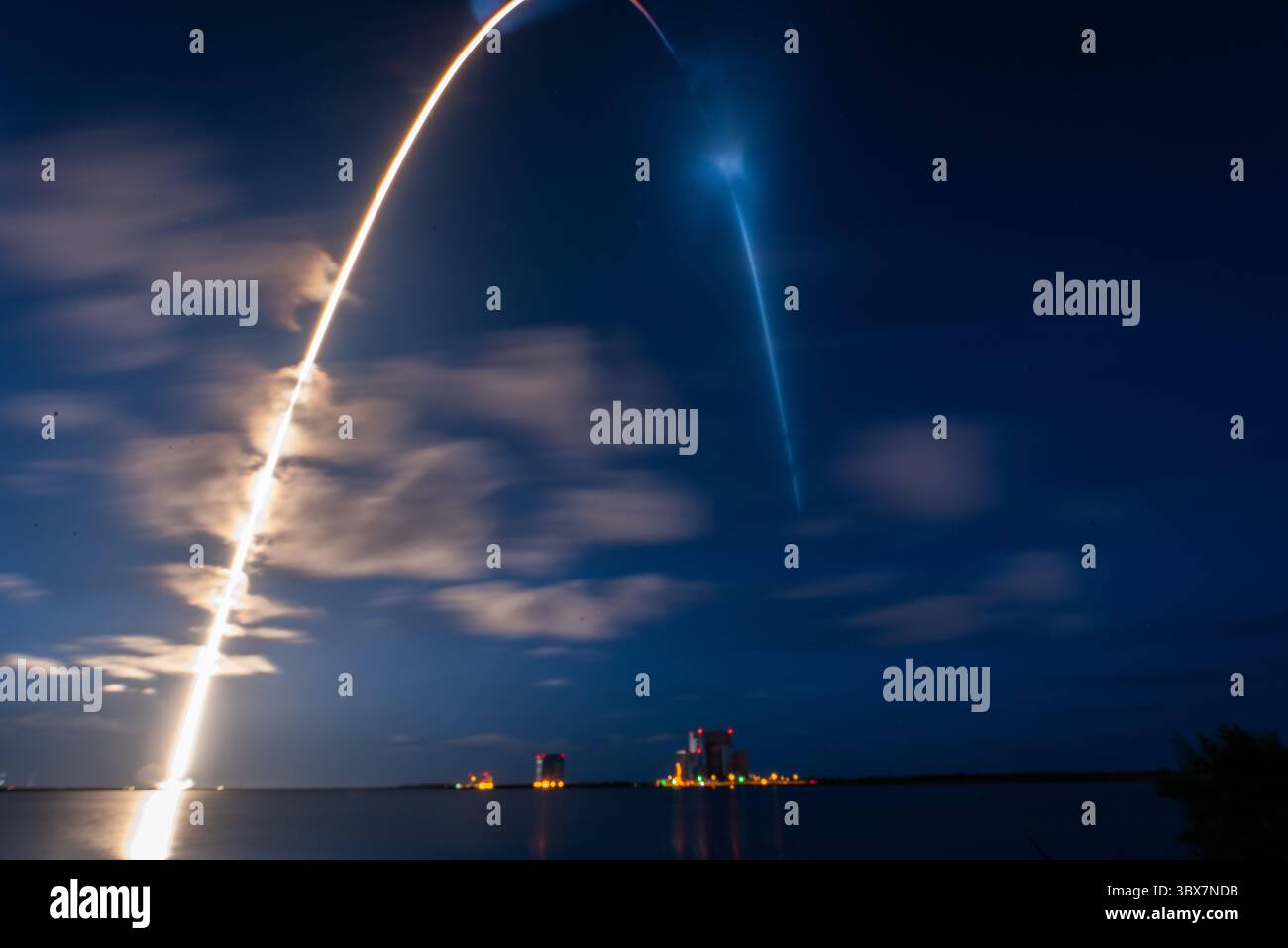 Die STYLELOCATIONA SpaceX Falcon 9 Booster-Rakete hebt die Resilience Crew-Kapsel mit der Inspiration4 Crew während eines erfolgreichen Starts vom Space Launch Complex 40 auf der Cape Canaveral Space Force Station am 15. September 2021 in Cape Canaveral, Florida. Die Kapsel trägt die erste rein zivile Besatzungsmission ins All. (Bild: © Joshua Conti/US Space/Planet Pix via ZUMA Press Wire) Stockfoto