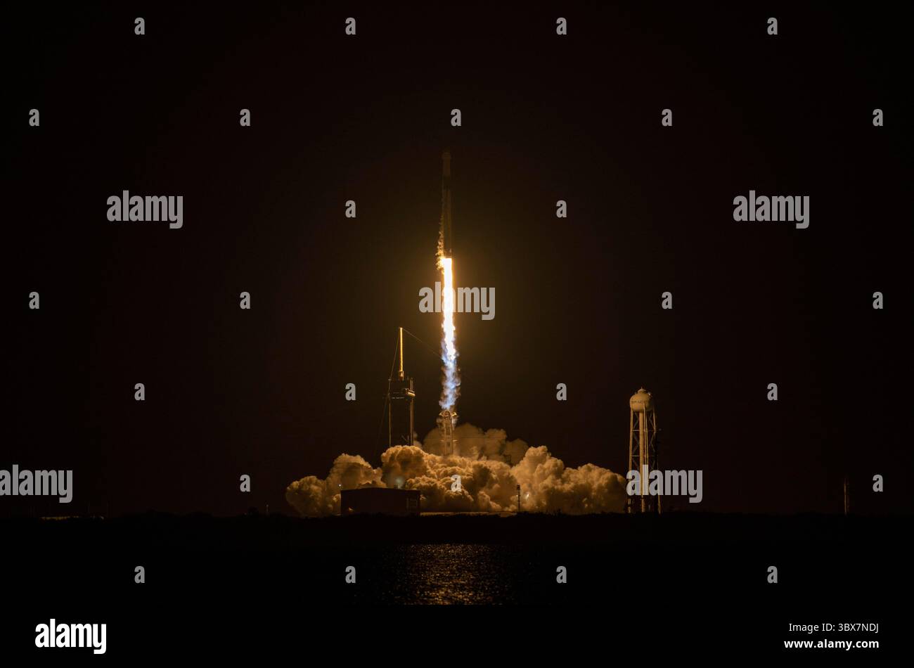 Die STYLELOCATIONA SpaceX Falcon 9 Booster-Rakete hebt die Resilience Crew-Kapsel mit der Inspiration4 Crew während eines erfolgreichen Starts vom Space Launch Complex 40 auf der Cape Canaveral Space Force Station am 15. September 2021 in Cape Canaveral, Florida. Die Kapsel trägt die erste rein zivile Besatzungsmission ins All. (Kreditbild: © Tsgt. James Hodgman/US Space/Planet Pix via ZUMA Press Wire) Stockfoto