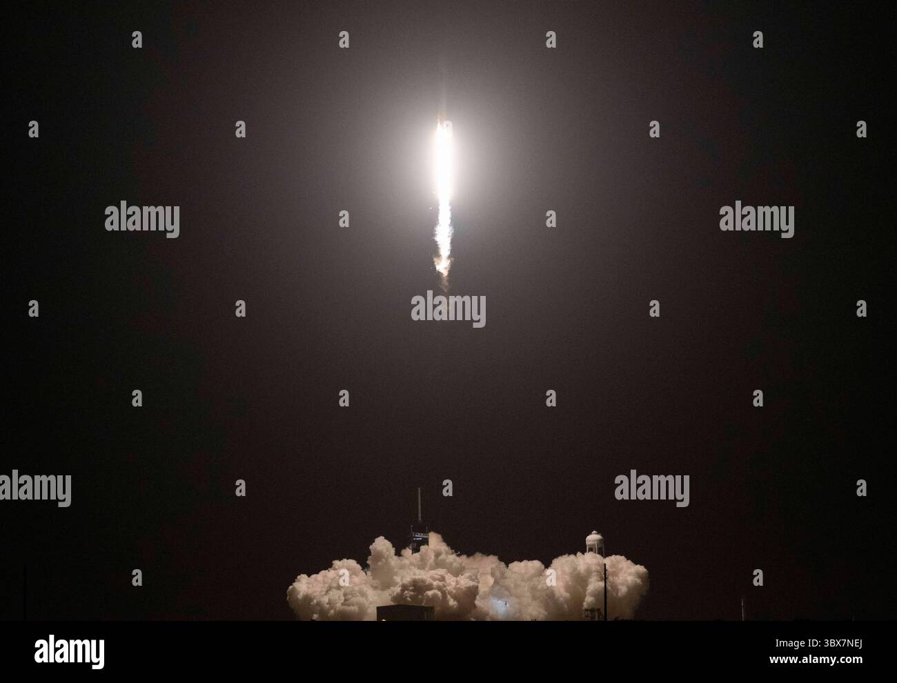 Die STYLELOCATIONA SpaceX Falcon 9 Booster-Rakete hebt die Resilience Crew-Kapsel mit der Inspiration4 Crew während eines erfolgreichen Starts vom Space Launch Complex 40 auf der Cape Canaveral Space Force Station am 15. September 2021 in Cape Canaveral, Florida. Die Kapsel trägt die erste rein zivile Besatzungsmission ins All. (Kreditbild: © Tsgt. James Hodgman/US Space/Planet Pix via ZUMA Press Wire) Stockfoto