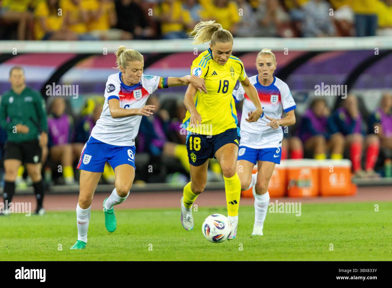 Zürich, Schweiz. Juli 2025. ZÜRICH, SCHWEIZ - 17. JULI: Fridolina Rolfo von Schweden R) Schlachten um den Ball mit Leah Williamson von England L) während des Viertelfinalspiels der UEFA Womens EURO 2025 zwischen Schweden und England im Stadion Letzigrund am 17. Juli 2025 in Zürich, Schweiz. (Foto: Pascal Kesselmark/Just Pictures/SIPA USA) Credit: SIPA US/Alamy Live News Stockfoto