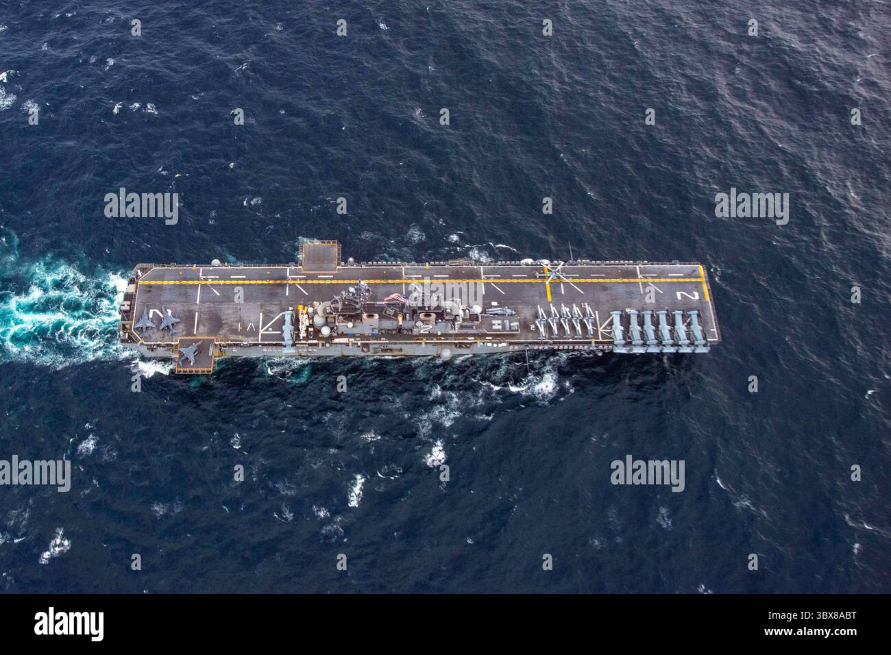 13. September 2021 - Arabisches Meer - Amphibienschiff USS Essex (LHD 2) durchquert das Arabische Meer, 13. September. Die Essex Amphibious Ready Group wird in das Einsatzgebiet der 5. US-Flotte eingesetzt, um die Stabilität und Sicherheit des Seeverkehrs in der Zentralregion zu gewährleisten, indem sie das Mittelmeer und den Pazifik durch den westlichen Indischen Ozean und drei strategische Choke Points verbindet. (Foto: Mass Communication Specialist 2nd Class Brett McMinoway) (Foto: © U.S. Navy/ZUMA Press Wire Service/ZUMAPRESS.com) Stockfoto