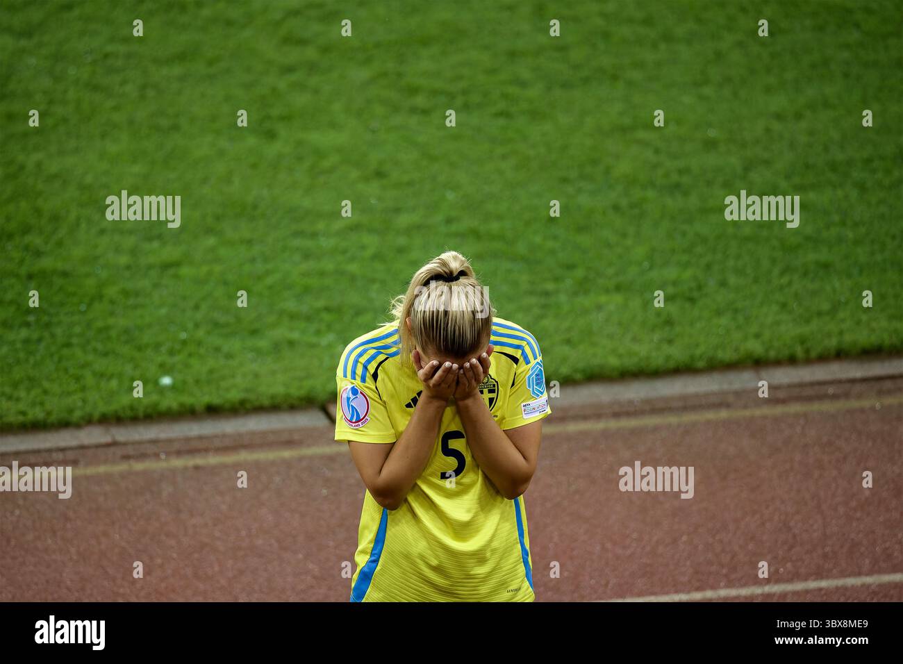 Zürich, Schweiz. Juli 2025. Zürich, Schweiz, 17. Juli 2025: Amanda Nilden (5 Schweden) nach dem Viertelfinalspiel der UEFA Womens EURO 2025 zwischen Schweden und England im Stadion Letzigrund in Zürich, Schweiz. (Pedro Porru/SheKicks/SPP) Credit: SPP Sport Press Photo. /Alamy Live News Stockfoto