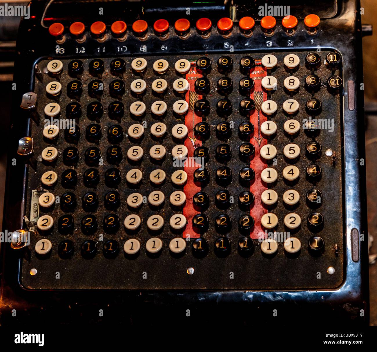 In den 70er Jahren wurden diese Zusatzmaschinen in Büros eingesetzt. Sie drückten die Zahlen ein und drehten eine Kurbel und die Knöpfe fielen heraus. Stockfoto