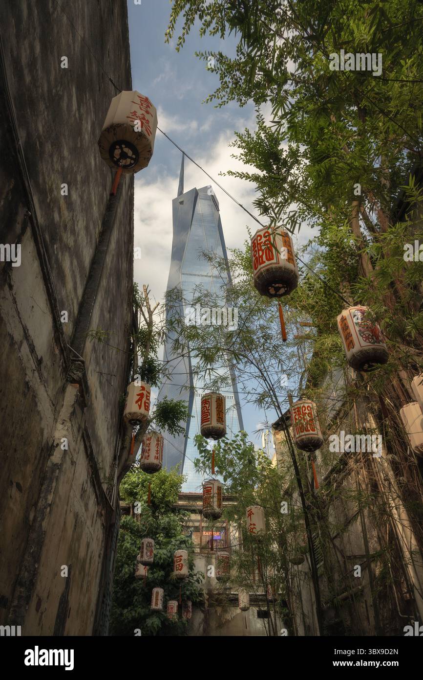 Blick auf den Wolkenkratzer Merdeka 118 aus einer engen Gasse in Chinatown, Kuala Lumpur, dekoriert mit hängenden chinesischen Laternen Stockfoto