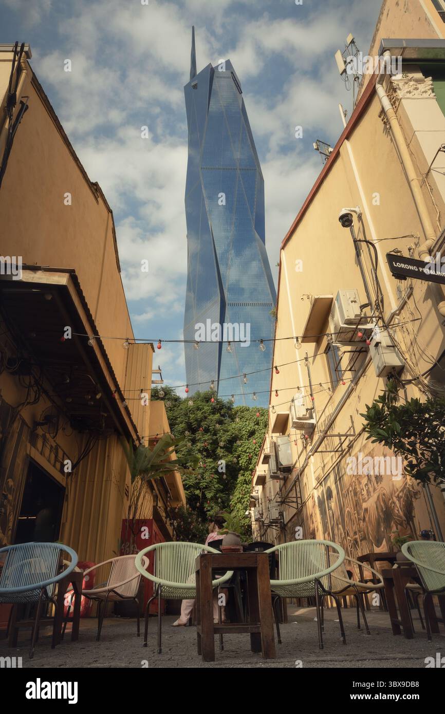 Merdeka 118, das höchste Gebäude Malaysias, ragt über einer schmalen Kulturgasse im Viertel Chinatown in Kuala Lumpur Stockfoto