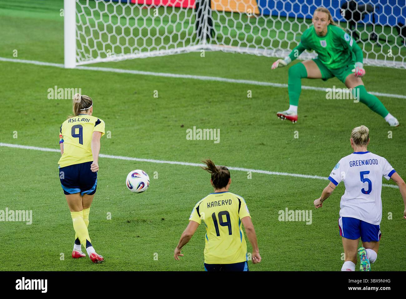 Zürich, Schweiz. Juli 2025. Zürich, Schweiz, 17. Juli 2025: Kosovare Asllani (9 Schweden) erzielt beim Viertelfinale der UEFA Women's EURO 2025 zwischen Schweden und England im Stadion Letzigrund in Zürich ein Tor. (Pedro Porru/SheKicks/SPP) Credit: SPP Sport Press Photo. /Alamy Live News Stockfoto
