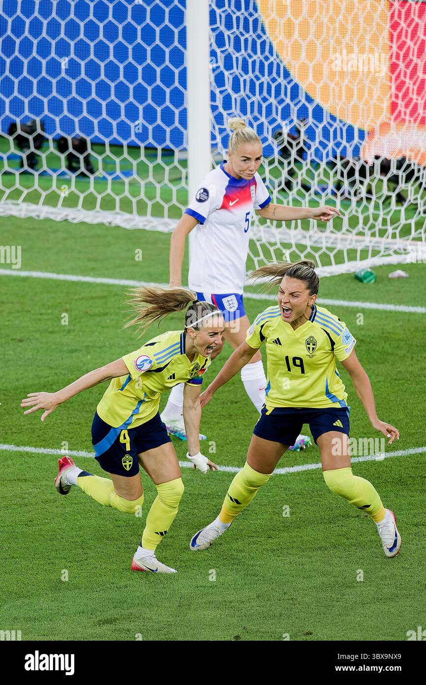 Zürich, Schweiz. Juli 2025. Zürich, Schweiz, 17. Juli 2025: Kosovare Asllani (9 Schweden) feiert ihr Tor mit Johanna Rytting Kaneryd (19 Schweden) beim Viertelfinale der UEFA Women EURO 2025 zwischen Schweden und England im Stadion Letzigrund in Zürich. (Pedro Porru/SheKicks/SPP) Credit: SPP Sport Press Photo. /Alamy Live News Stockfoto