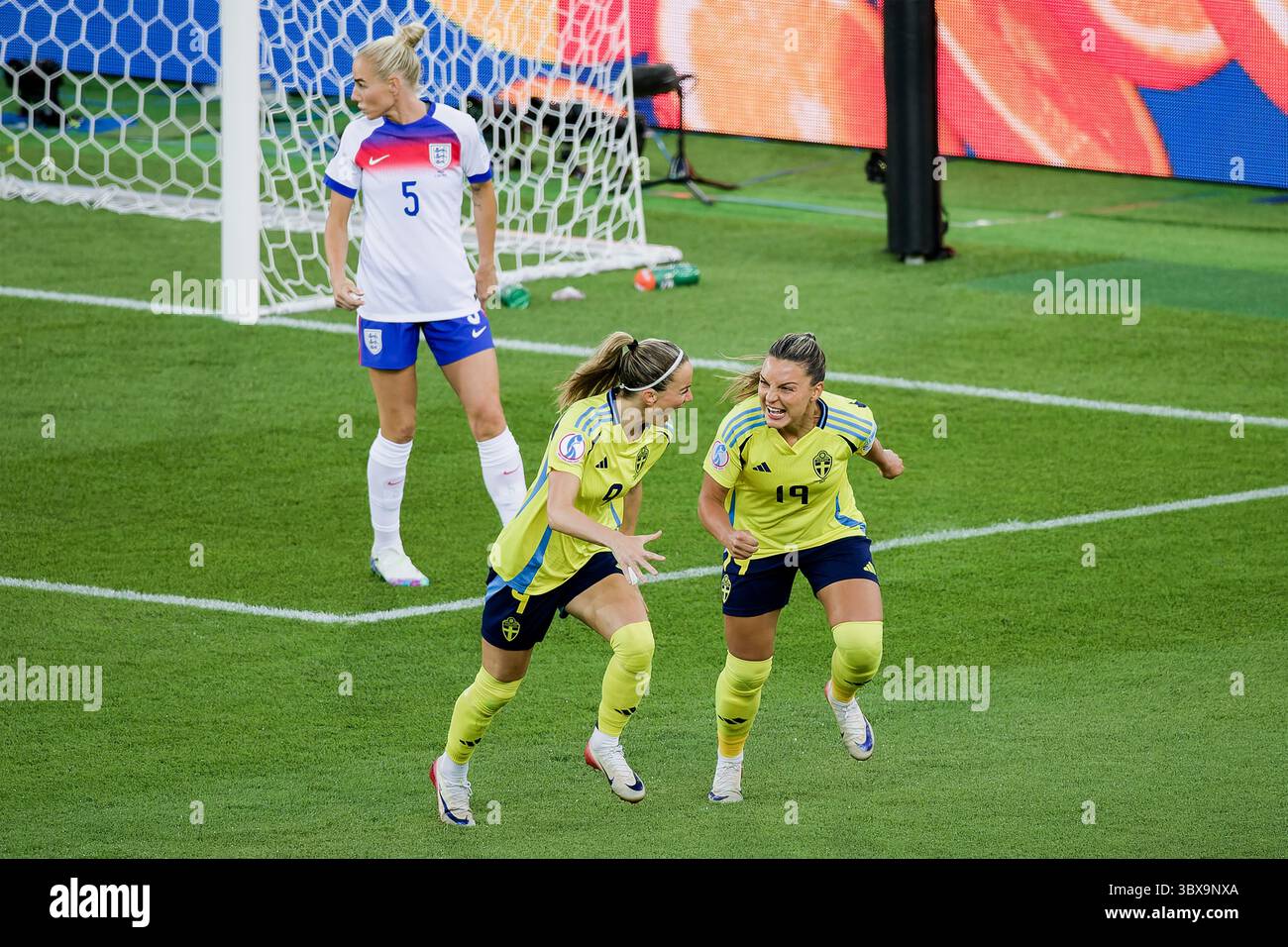 Zürich, Schweiz. Juli 2025. Zürich, Schweiz, 17. Juli 2025: Kosovare Asllani (9 Schweden) feiert ihr Tor mit Johanna Rytting Kaneryd (19 Schweden) beim Viertelfinale der UEFA Women EURO 2025 zwischen Schweden und England im Stadion Letzigrund in Zürich. (Pedro Porru/SheKicks/SPP) Credit: SPP Sport Press Photo. /Alamy Live News Stockfoto
