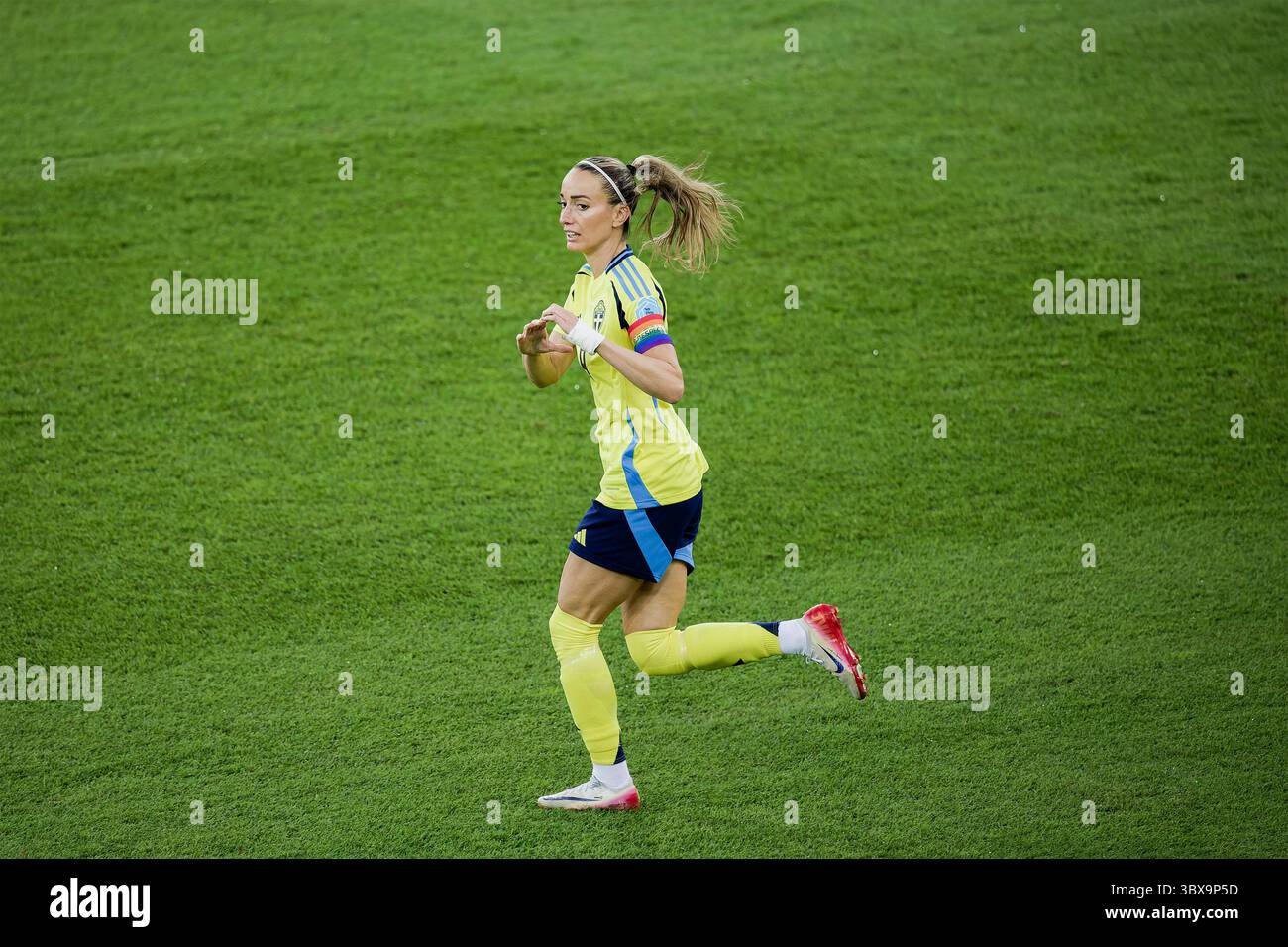 Zürich, Schweiz. Juli 2025. Zürich, Schweiz, 17. Juli 2025: Kosovare Asllani (9 Schweden) feiert ihr Tor beim Viertelfinale der UEFA Women's EURO 2025 zwischen Schweden und England im Stadion Letzigrund in Zürich. (Pedro Porru/SheKicks/SPP) Credit: SPP Sport Press Photo. /Alamy Live News Stockfoto