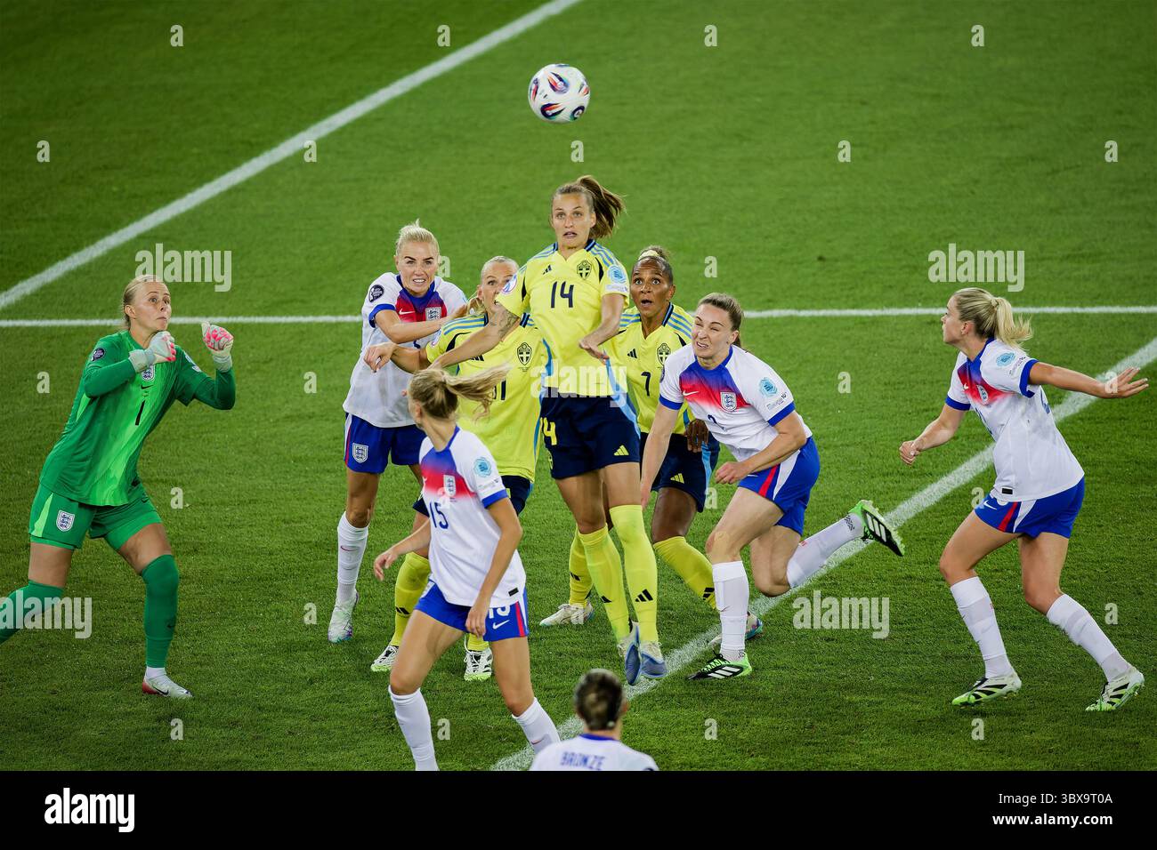 Zürich, Schweiz. Juli 2025. Zürich, Schweiz, 17. Juli 2025: Nathalie Bjorn (14 Schweden) im Viertelfinale der UEFA Womens EURO 2025 zwischen Schweden und England im Stadion Letzigrund in Zürich, Schweiz. (Pedro Porru/SheKicks/SPP) Credit: SPP Sport Press Photo. /Alamy Live News Stockfoto