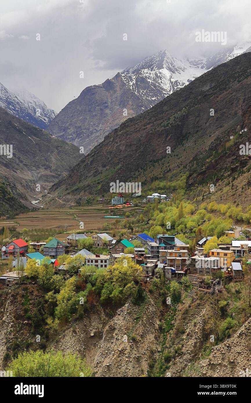 Blick aus der Vogelperspektive auf die wunderschöne Kyelang- oder Keylong-Bergstation, umgeben von schneebedeckten himalaya-Bergen im Lahaul-Tal, himachal pradesh in indien Stockfoto