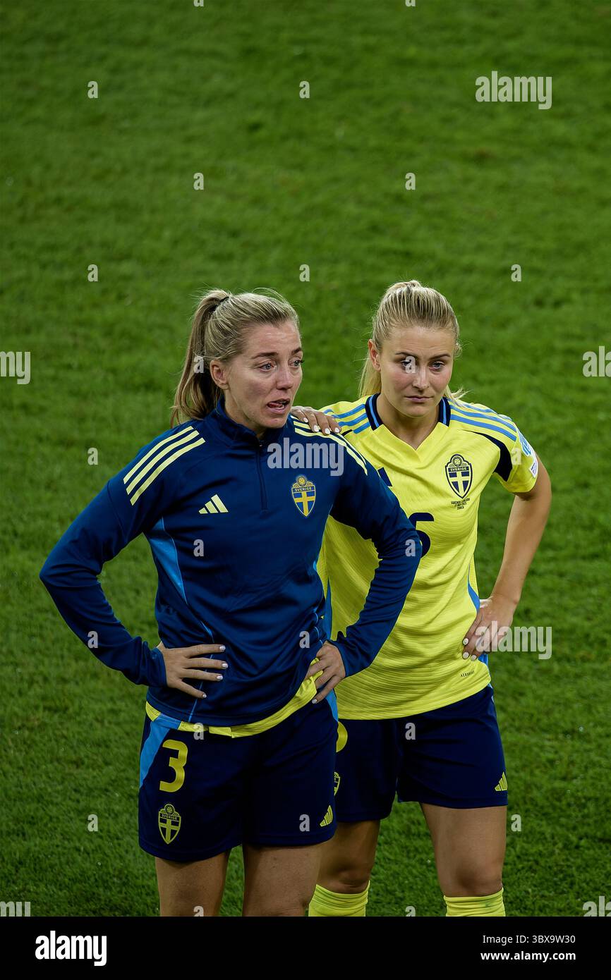 Zürich, Schweiz. Juli 2025. Zürich, Schweiz, 17. Juli 2025: Linda Sembrant (3 Schweden) und Amanda Nilden (5 Schweden) nach dem Viertelfinalspiel der UEFA Frauen EURO 2025 zwischen Schweden und England im Stadion Letzigrund in Zürich. (Pedro Porru/SheKicks/SPP) Credit: SPP Sport Press Photo. /Alamy Live News Stockfoto