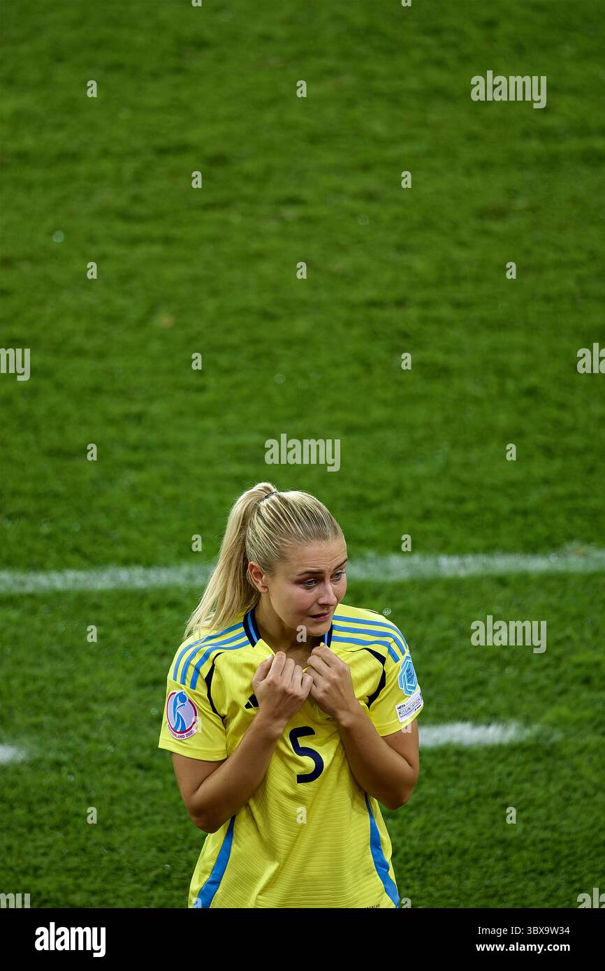 Zürich, Schweiz. Juli 2025. Zürich, Schweiz, 17. Juli 2025: Amanda Nilden (5 Schweden) nach dem Viertelfinalspiel der UEFA Womens EURO 2025 zwischen Schweden und England im Stadion Letzigrund in Zürich, Schweiz. (Pedro Porru/SheKicks/SPP) Credit: SPP Sport Press Photo. /Alamy Live News Stockfoto