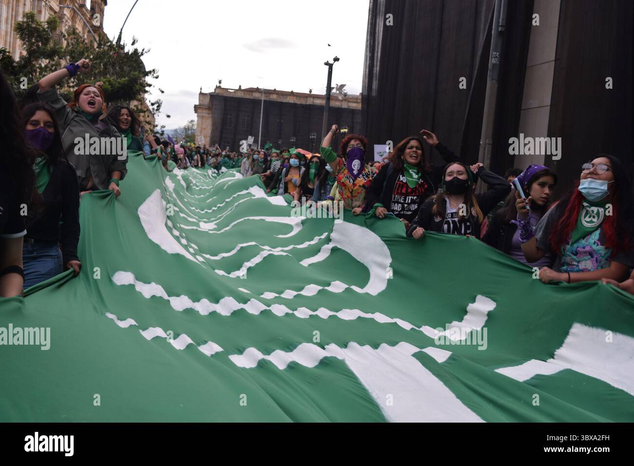 28. September 2021, Bogota, Cundinamarca, Kolumbien: Frauen hissen eine grüne Feminismusflagge während einer Demonstration, die die Entkriminalisierung von Abtreibung während des Globalen Aktionstages für legale und sichere Abtreibung in Lateinamerika und der Karibik am 28. September 2021 in Bogota fordert. (Foto: © Diana Martinez/LongVisual via ZUMA Press Wire) Stockfoto