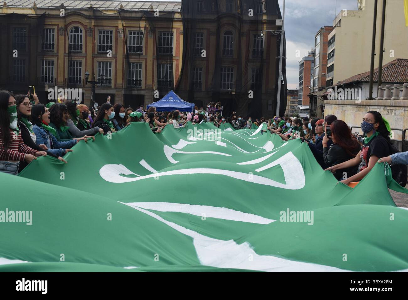 28. September 2021, Bogota, Cundinamarca, Kolumbien: Frauen hissen eine grüne Feminismusflagge während einer Demonstration, die die Entkriminalisierung von Abtreibung während des Globalen Aktionstages für legale und sichere Abtreibung in Lateinamerika und der Karibik am 28. September 2021 in Bogota fordert. (Foto: © Diana Martinez/LongVisual via ZUMA Press Wire) Stockfoto