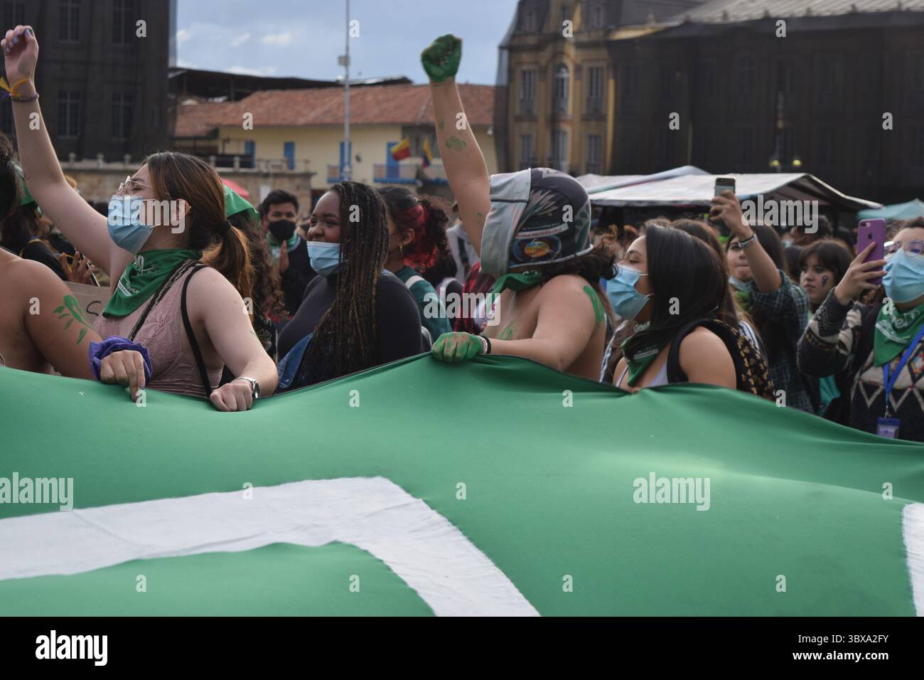 28. September 2021, Bogota, Cundinamarca, Kolumbien: Frauen hissen eine grüne Feminismusflagge während einer Demonstration, die die Entkriminalisierung von Abtreibung während des Globalen Aktionstages für legale und sichere Abtreibung in Lateinamerika und der Karibik am 28. September 2021 in Bogota fordert. (Foto: © Diana Martinez/LongVisual via ZUMA Press Wire) Stockfoto
