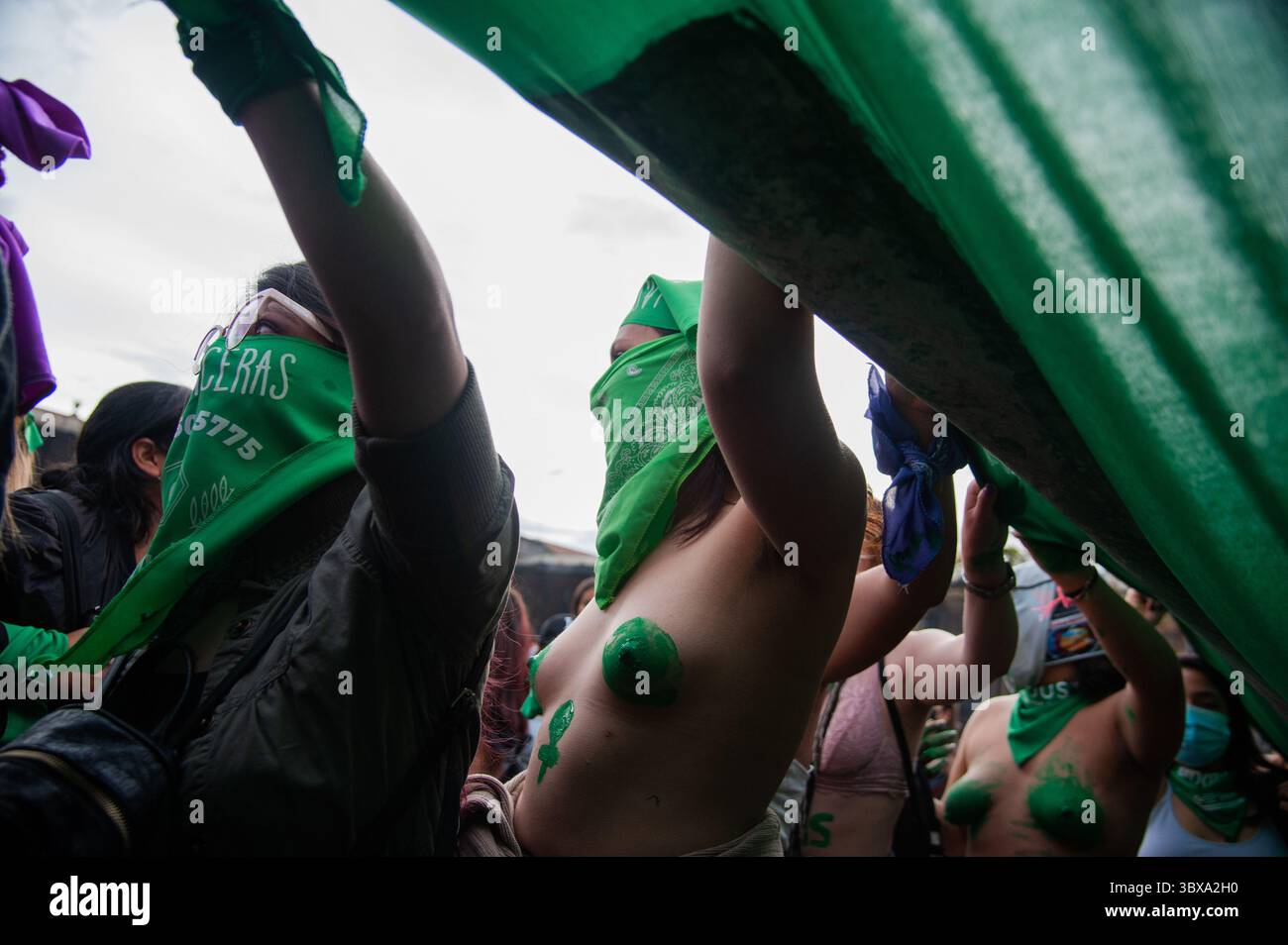 28. September 2021, Bogota, Cundinamarca, Kolumbien: Frauen hissen eine grüne Feminismusflagge während einer Demonstration, die die Entkriminalisierung von Abtreibung während des Globalen Aktionstages für legale und sichere Abtreibung in Lateinamerika und der Karibik am 28. September 2021 in Bogota fordert. (Kreditbild: © Chepa Beltran/LongVisual via ZUMA Press Wire) Stockfoto