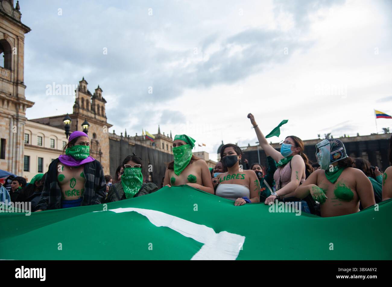 28. September 2021, Bogota, Cundinamarca, Kolumbien: Frauen hissen eine grüne Feminismusflagge während einer Demonstration, die die Entkriminalisierung von Abtreibung während des Globalen Aktionstages für legale und sichere Abtreibung in Lateinamerika und der Karibik am 28. September 2021 in Bogota fordert. (Kreditbild: © Chepa Beltran/VW Pics via ZUMA Press Wire) Stockfoto