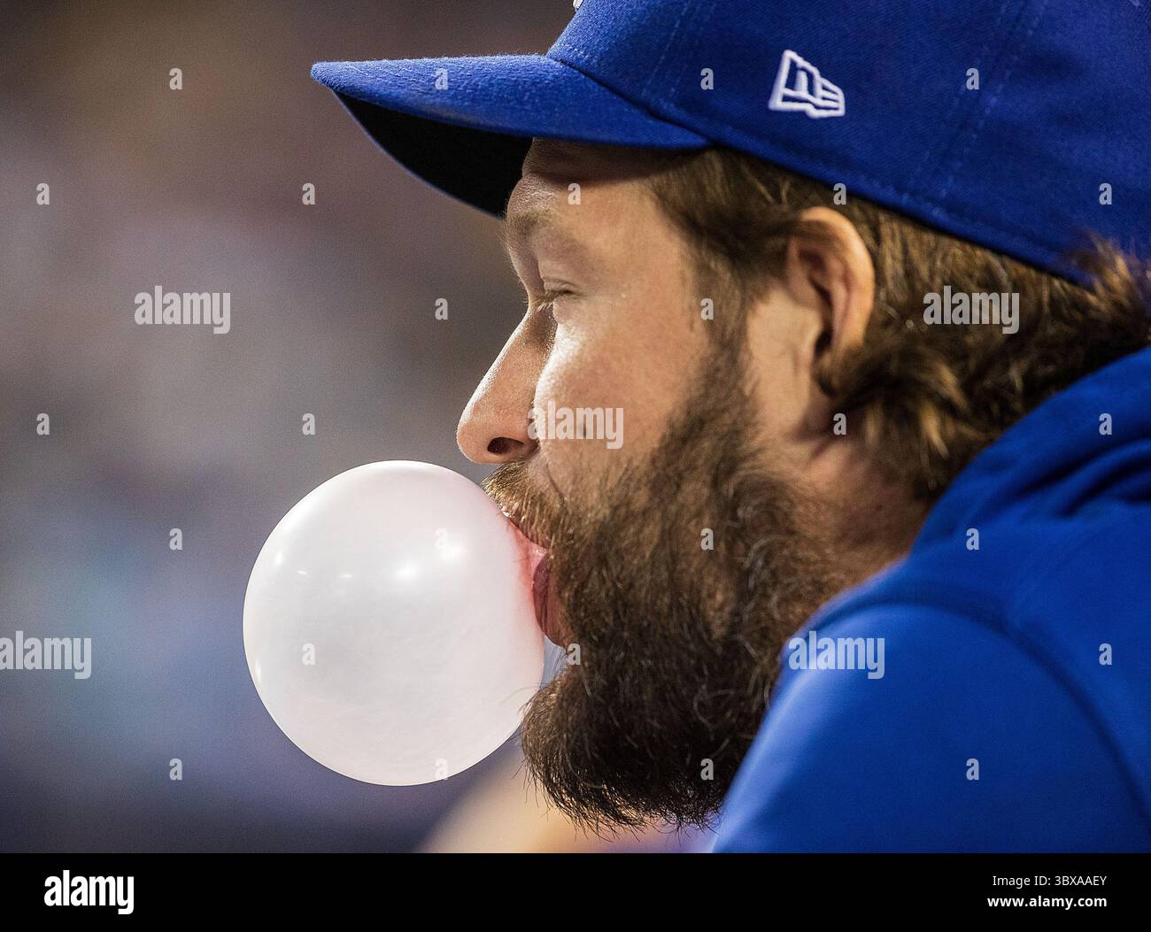 30. September 2021, Los Angeles, Kalifornien, USA: Clayton Kershaw Nr. 22 der Los Angeles Dodgers bläst während ihres MLB-Saisonspiels mit den San Diego Padres am Donnerstag, den 30. September 2021, im Dodger Stadium in Los Angeles, Kalifornien, eine Blase. Dodgers besiegen Padres, 8-3. JAVIER ROJAS/PI (Foto: © Prensa Internacional Via ZUMA Press Wire) Stockfoto