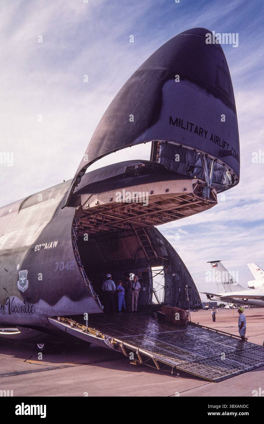 26. Februar 2021, Alamogordo, New Mexico, Vereinigte Staaten: Die Nase der Lockheed C-5 Galaxy wird angehoben, um das Einfahren des Frachtflugzeugs von vorne und hinten zu ermöglichen. (Kreditbild: © Jon G. Fuller/VW Pics via ZUMA Press Wire) Stockfoto