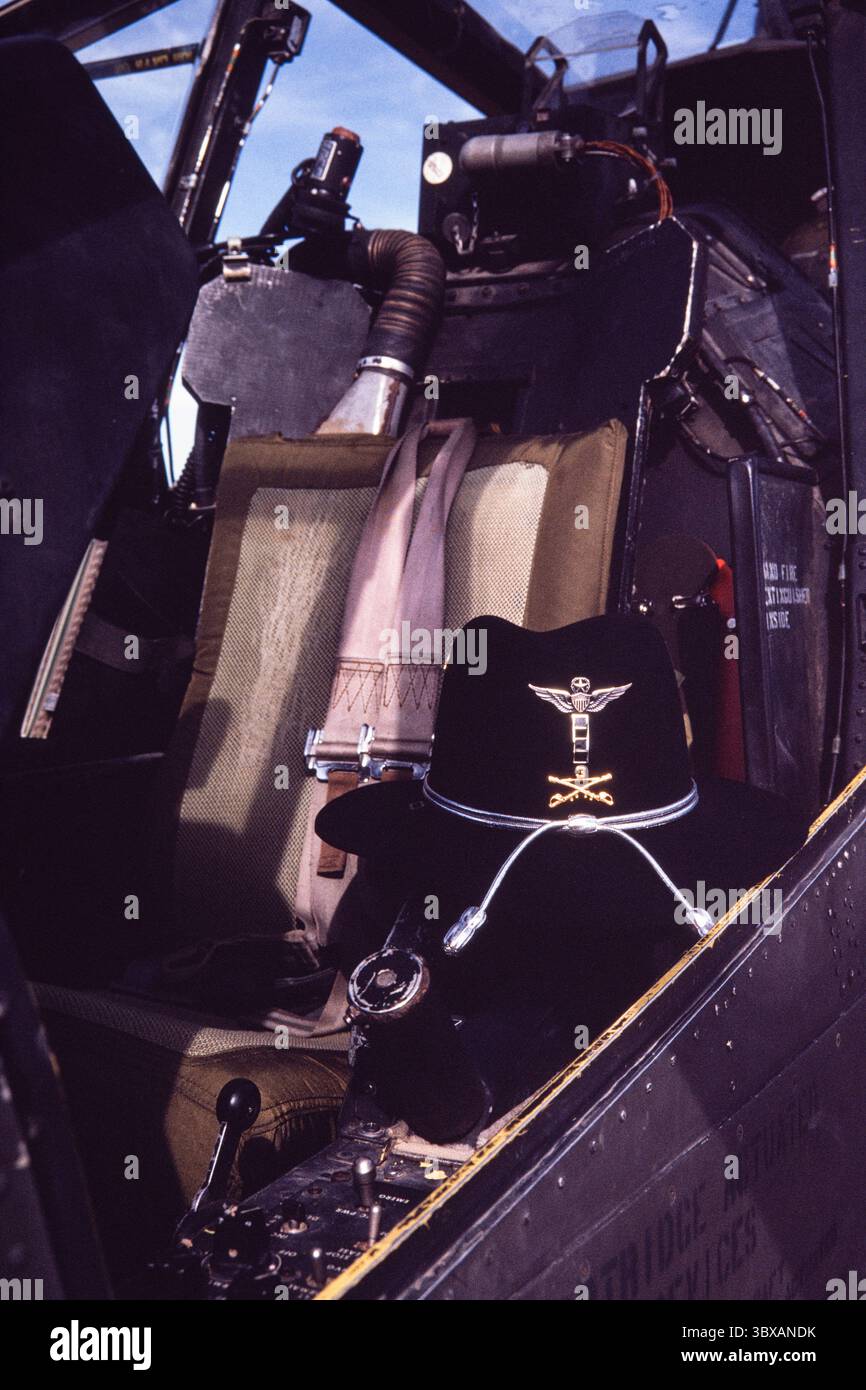 26. Februar 2021, Alamogordo, New Mexico, Vereinigte Staaten: Kavallerie-Kampagnenhut eines US-Army-Offiziers auf dem Sitz seines Bell AH-1 Cobra Attach Helikopters. (Kreditbild: © Jon G. Fuller/VW Pics via ZUMA Press Wire) Stockfoto