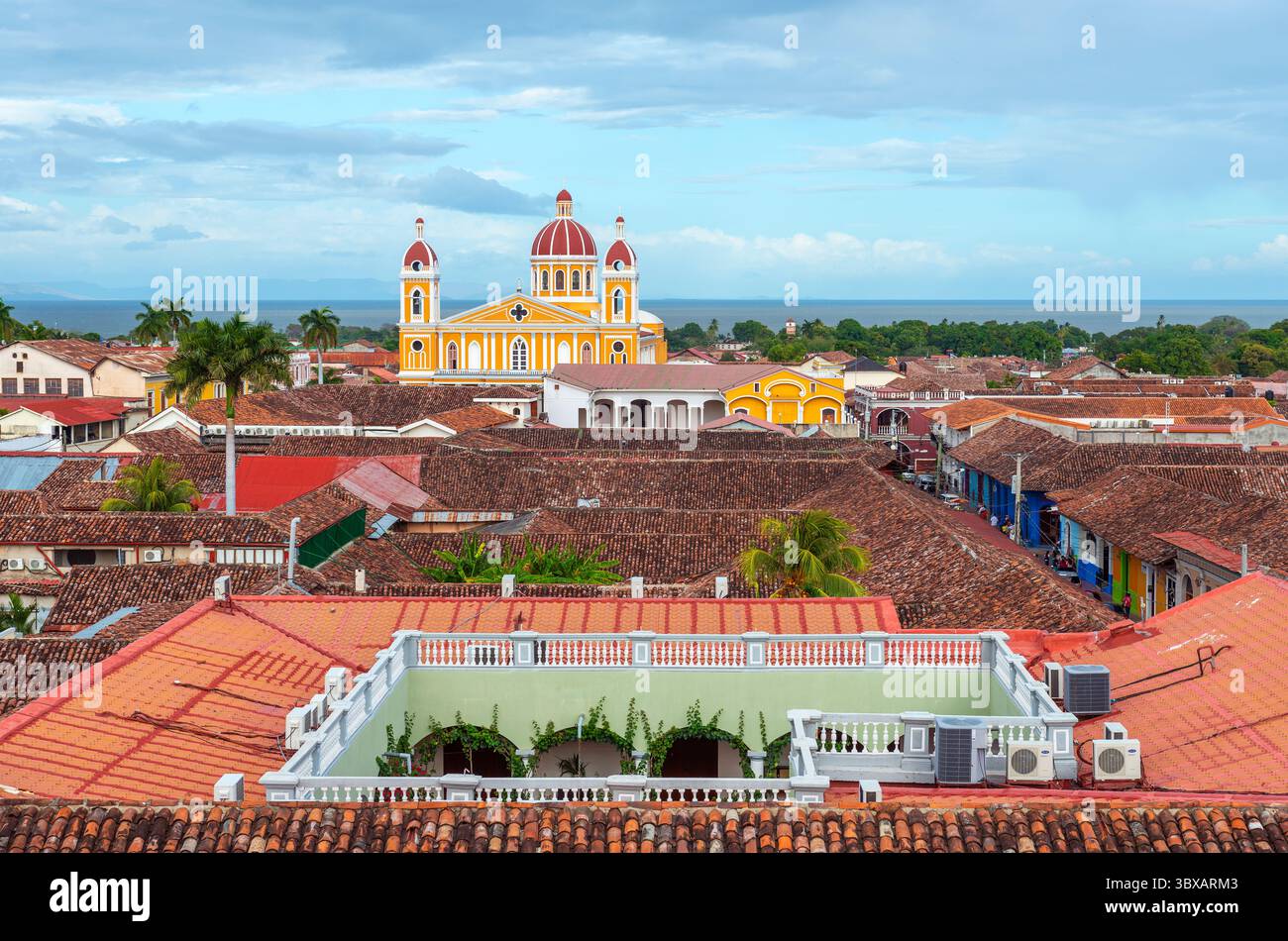 Kolonialarchitektur und Stadtbild Granadas mit der Unbefleckten Empfängnis der Kathedrale Maria und dem Nicaragua-See, Nicaragua. Stockfoto