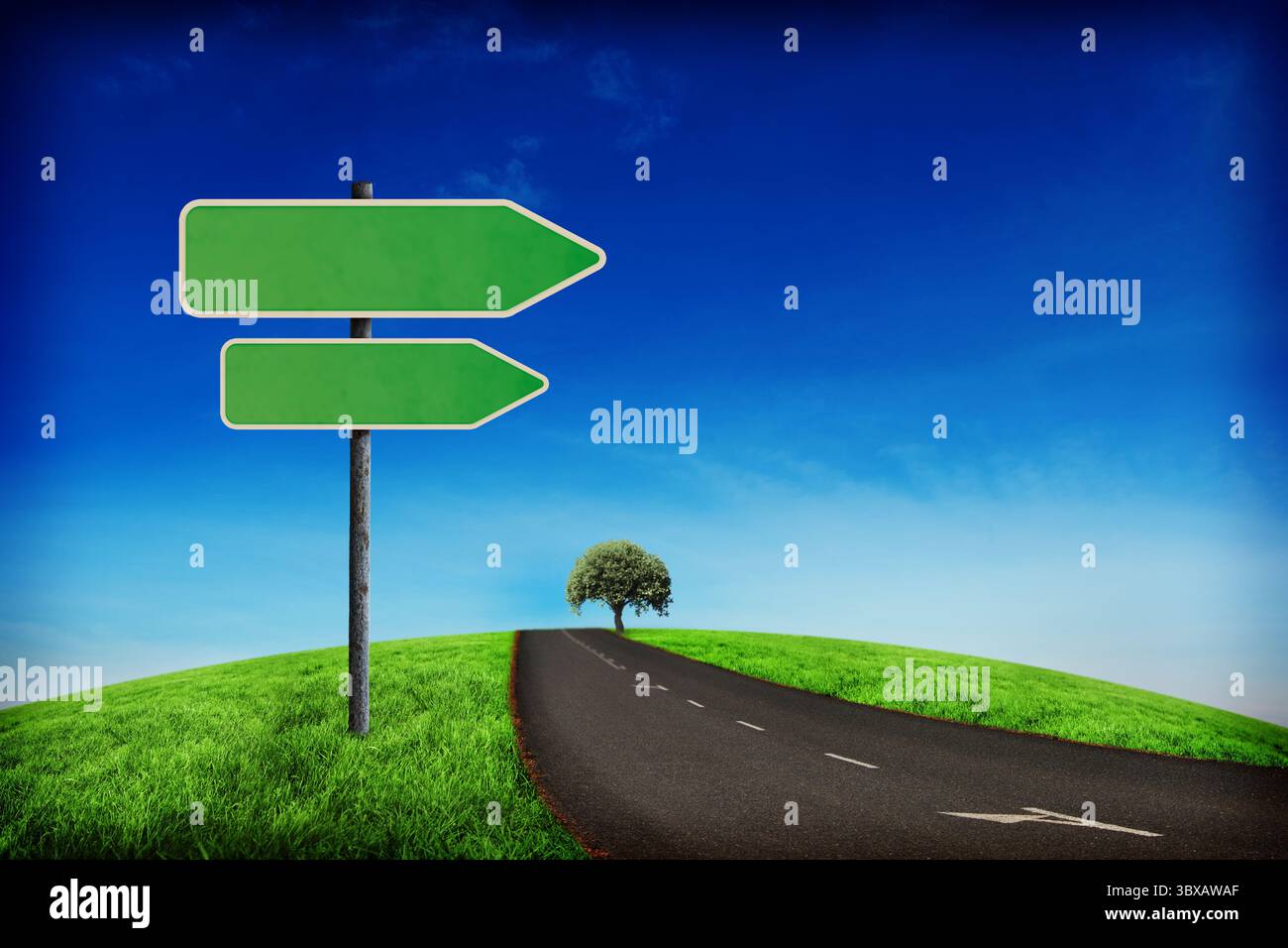 Grüne Pfeilschilder neben der Straße Stockfoto