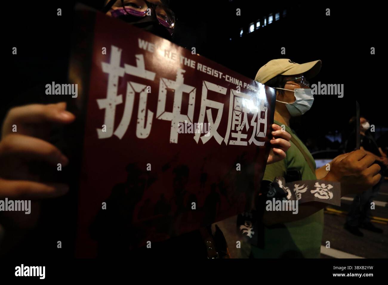 1. Oktober 2021, Taipeh, Taiwan: Demonstranten halten Schilder mit der Aufschrift "Widerstand gegen den chinesischen Totalitarismus", während einer Demonstration, die von Menschenrechts- und Aktivistengruppen gegen China und globalen Totalitarismus organisiert wurde. (Foto: © Daniel Ceng Shou-Yi/ZUMA Press Wire) Stockfoto