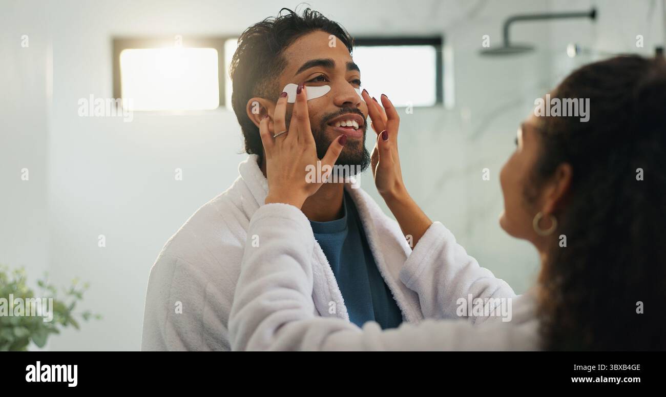 Hautpflege, Augenflecken und Liebe mit einem Paar im Badezimmer für Schönheit, morgendliche Routine und diy Spa. Gesichtsbehandlung, Selbstpflege und Kosmetik mit Mann und Stockfoto