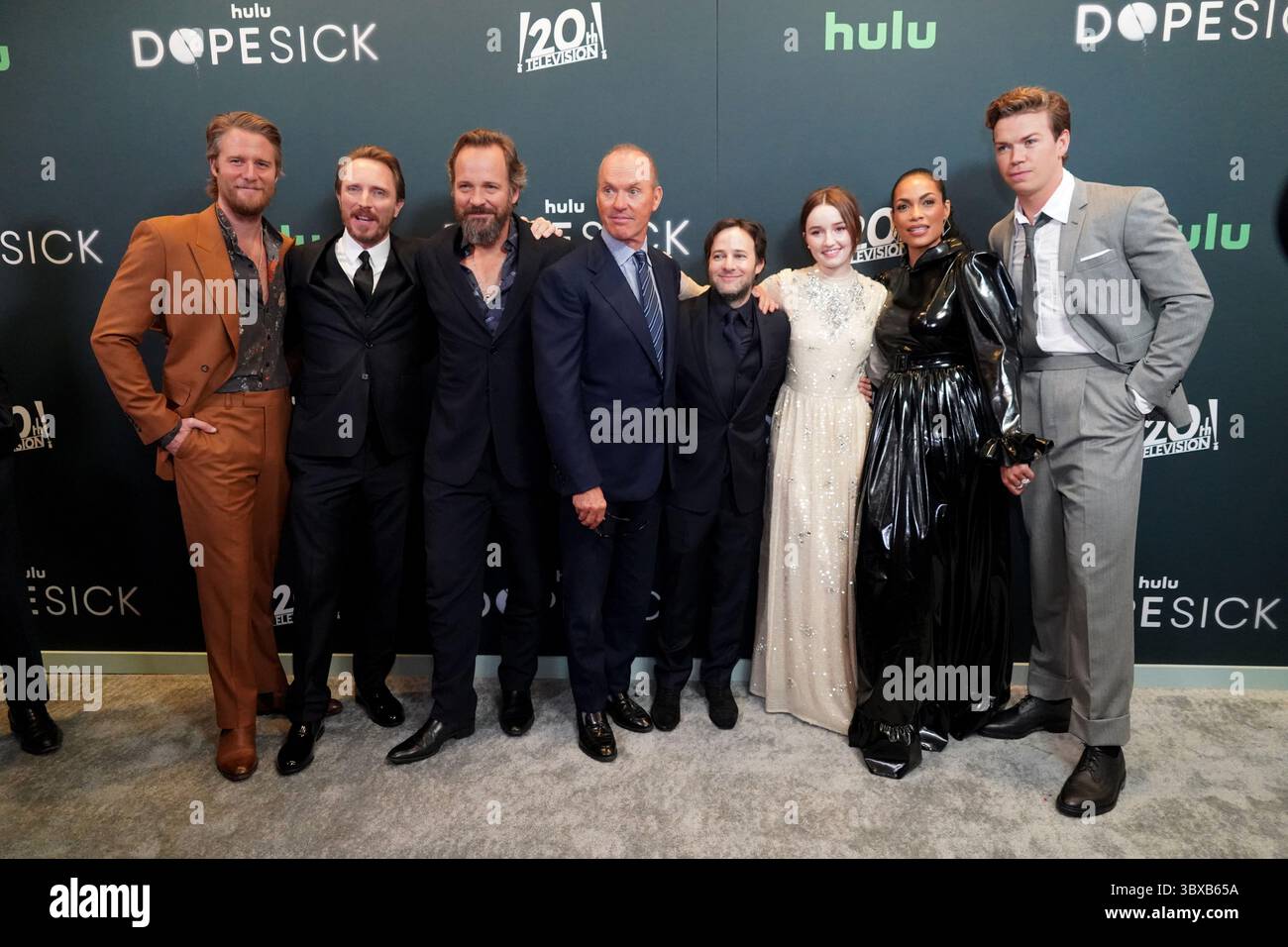 Oktober 2021, New York City, New York, USA: JAKE MCDORMAN, JOHN HOOGENAKKER, DANNY STRONG, PETER SARSGAARD, KAITLIN DEVER, ROSARIO DAWSON, MICHAEL KEATON nimmt an HuluÃ¢â‚¬â„¢Ã¢â‚¬Å DopesickÃ¢â‚¬Â Premiere Teil. das Museum of Modern Art, NYC, 4. Oktober 2021. (Foto: © Sonia Moskowitz Gordon/ZUMA Press Wire) Stockfoto