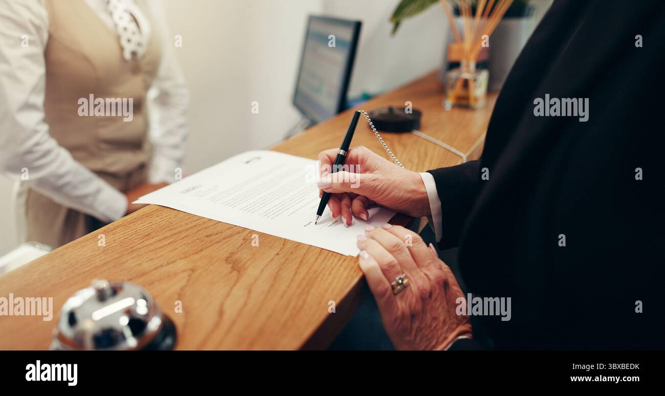 Hände, Papiere und Unterschrift im Hotel, Concierge oder Anmeldung für Unterkunft im Resort. Personen, Check-in und Dokumente mit Kunden, Schreiben oder Stockfoto