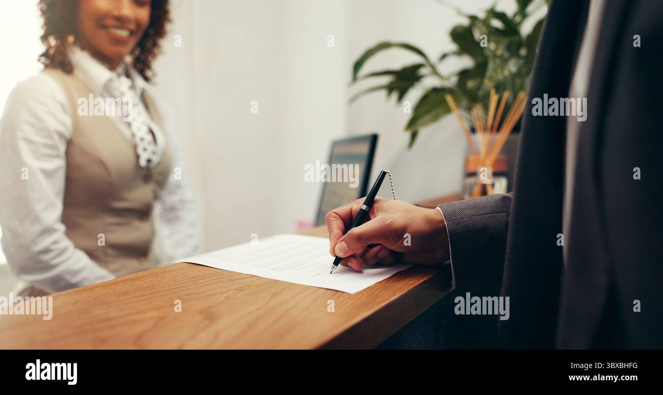 Hände, Dokumente und Unterschrift im Hotel, Concierge oder Anmeldung für Unterkunft im Resort. Mitarbeiter, Check-in und Papierkram mit Kunden, Schreiben oder Stockfoto