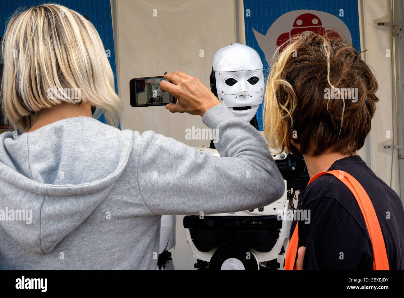 8. Oktober 2021, Rom, Italien: Zwei Frauen interagieren mit einem Roboter auf der 9. Ausgabe der Maker faire, der größten europäischen Veranstaltung zum Thema Innovation. (Kreditbild: © Vincenzo Nuzzolese/SOPA Images via ZUMA Press Wire) Stockfoto