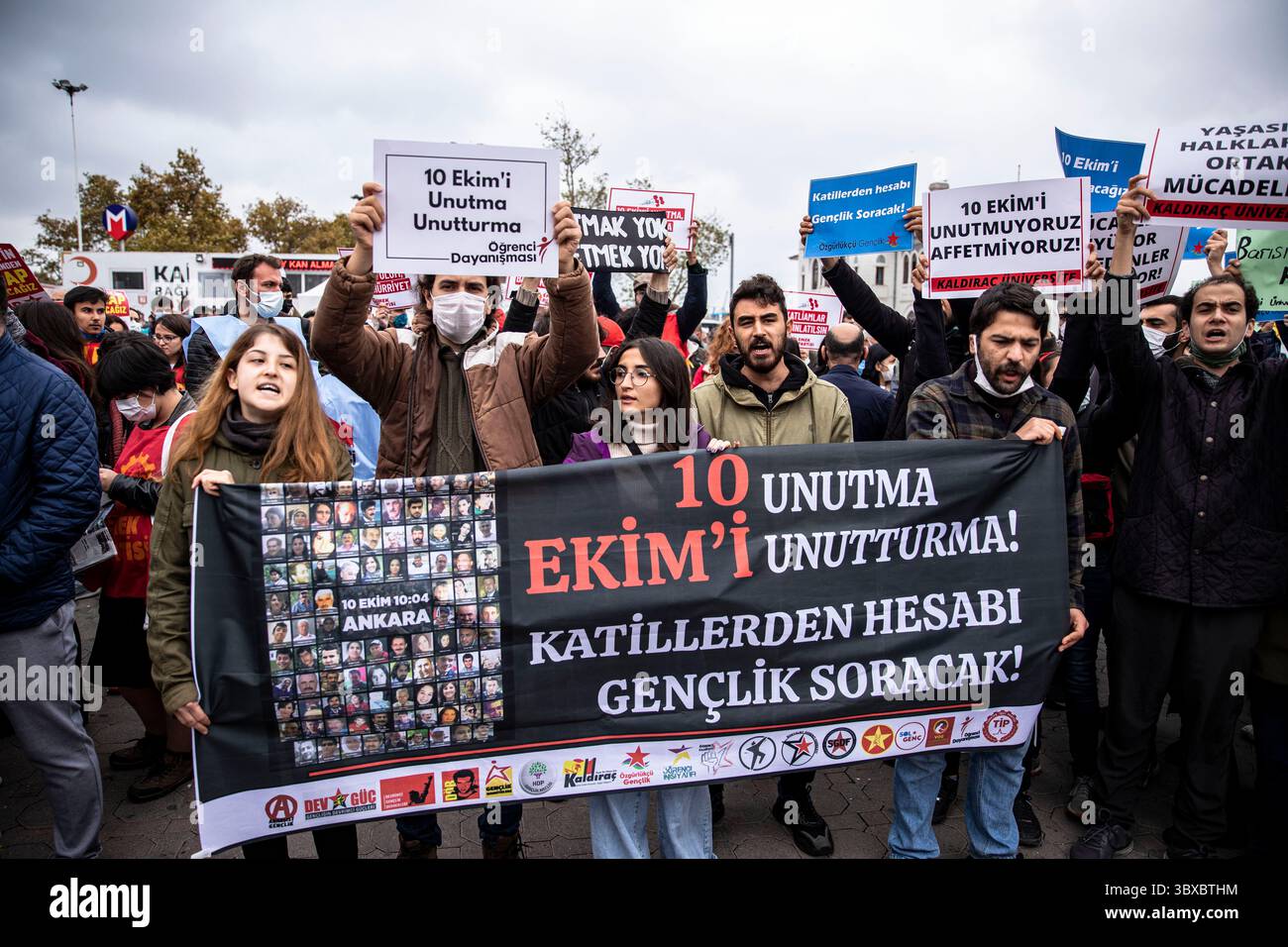 10. Oktober 2021, Istanbul, Türkei: Demonstranten mit Plakaten und Spruchbändern singen während einer Gedenkfeier Slogans, um den Opfern der Doppelbombenanschläge in der Nähe des Bahnhofs von Ankara zu ehren. Demonstranten treffen sich am Kadikoy Pier in Istanbul, um an einer Gedenkfeier teilzunehmen, um den 102 Opfern der Doppelbombenanschläge in der Nähe des Bahnhofs von Ankara zu ehren. (Credit Image: © Onur Dogman/SOPA Images via ZUMA Press Wire) Stockfoto