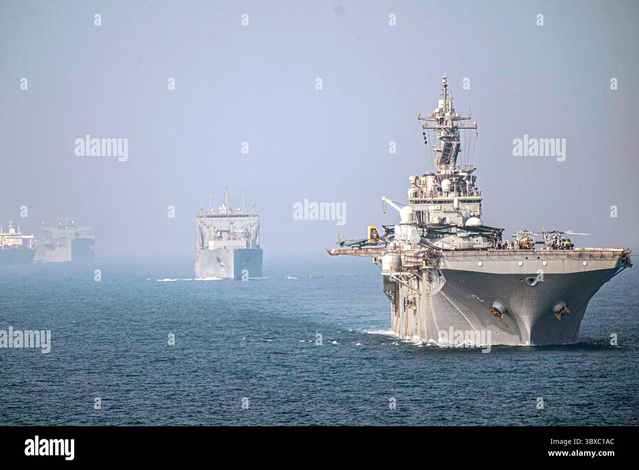 17. September 2021: Das amphibische Angriffsschiff USS Essex (LHD 2) rechts und das Trockenfracht- und Munitionsschiff USNS Wally Schirra (T-AKE 8) durchquerten die Straße von Hormuz in Formation. Die Essex Amphibious Ready Group wird in das Einsatzgebiet der 5. US-Flotte eingesetzt, um die Stabilität und Sicherheit des Seeverkehrs in der Zentralregion zu gewährleisten, indem sie das Mittelmeer und den Pazifik durch den westlichen Indischen Ozean und drei strategische Choke Points verbindet. (Foto: Sgt. Alexis Flores) (Foto: © U.S. Marines/ZUMA Press Wire Service/ZUMAPRESS.com) Stockfoto