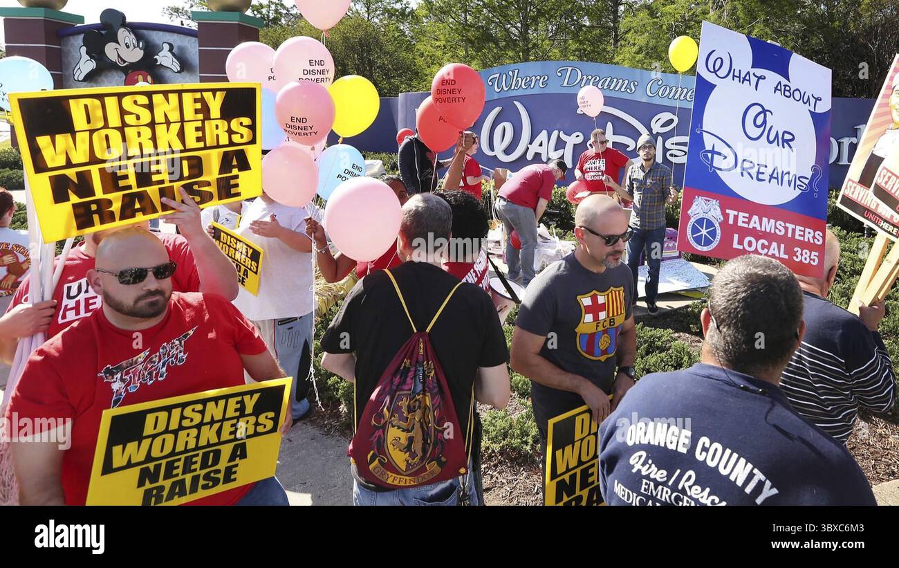 12. Oktober 2021: In diesem 23. März 2018 marschieren gewerkschaftliche Arbeiter der Walt Disney World und ihre Unterstützer vor dem Disney Hotel in Orlando, Florida, und singen. (Bild: © Stephen M. Dowell/TNS Via ZUMA Press Wire/TNS Via ZUMA Press Wire) Stockfoto