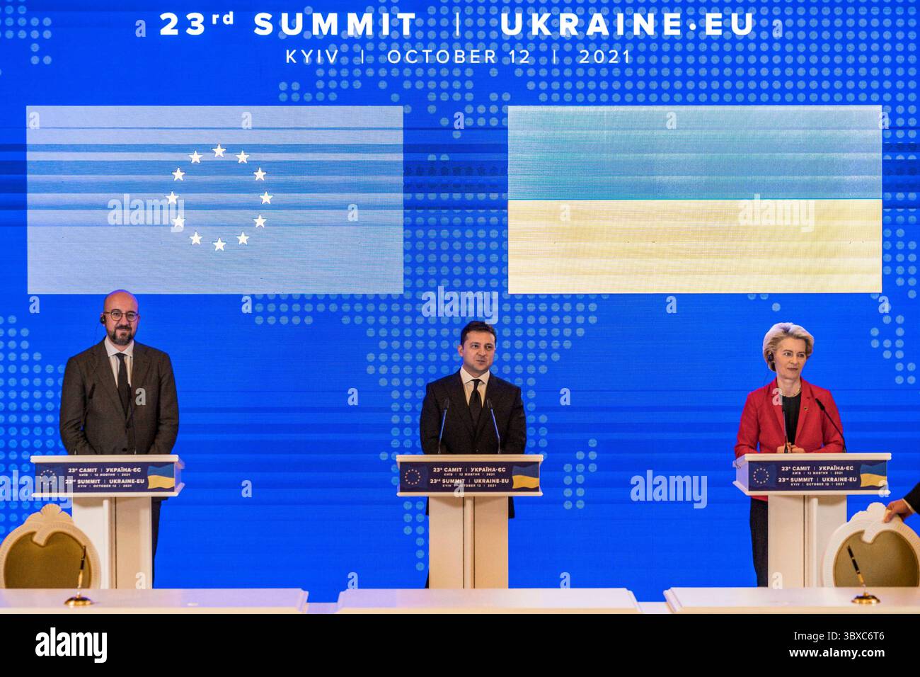 Oktober 2021, Kiew, Kiew, Ukraine: Charles Michel, Präsident des Europäischen Rates, links, Wolodymyr Zelenskyj, Präsident der Ukraine, Zentrum, und Ursula von der Leyen, Präsidentin der Europäischen Kommission, traf sich in Kiew zum 23. EU-Ukraine-Gipfel. (Foto: © Celestino Arce Lavin/ZUMA Press Wire) Stockfoto