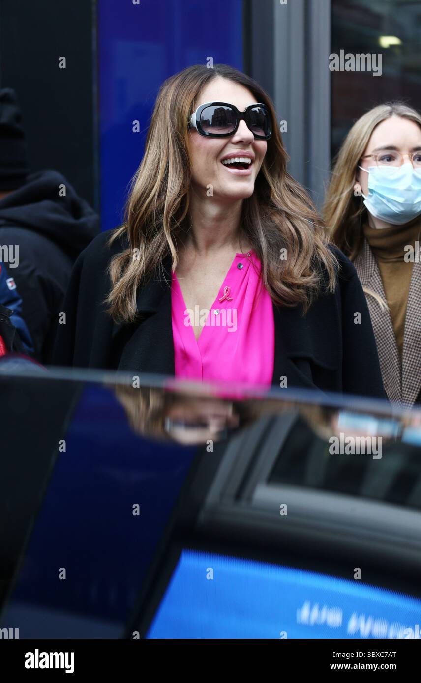 12. Oktober 2021, London, England, Vereinigtes Königreich: Englische Schauspielerin, Komikerin, Geschäftsfrau und Model. ELIZABETH HURLEY wird vor den Global Radio Studios in London gesehen. (Bild: © Tayfun Salci/ZUMA Press Wire) Stockfoto