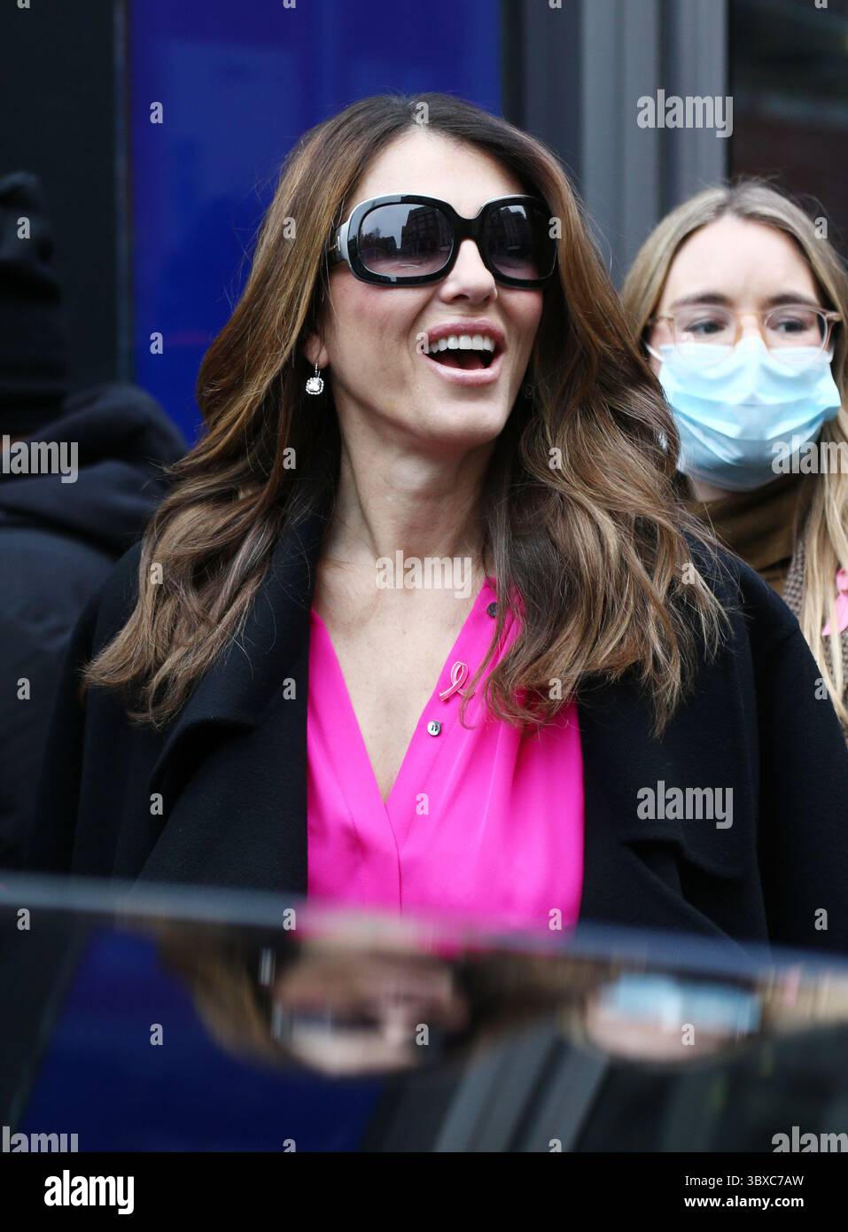 12. Oktober 2021, London, England, Vereinigtes Königreich: Englische Schauspielerin, Komikerin, Geschäftsfrau und Model. ELIZABETH HURLEY wird vor den Global Radio Studios in London gesehen. (Bild: © Tayfun Salci/ZUMA Press Wire) Stockfoto