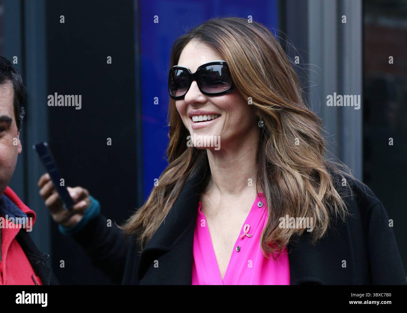 12. Oktober 2021, London, England, Vereinigtes Königreich: Englische Schauspielerin, Komikerin, Geschäftsfrau und Model. ELIZABETH HURLEY wird vor den Global Radio Studios in London gesehen. (Bild: © Tayfun Salci/ZUMA Press Wire) Stockfoto