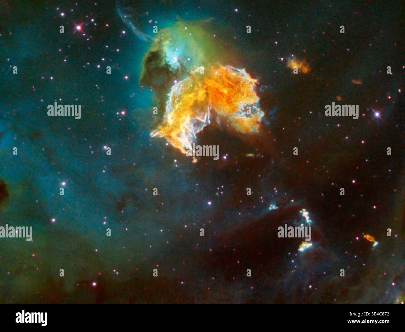 12. Oktober 2021 - Weltraum - Eine gewalttätige und chaotisch aussehende Masse aus Gas und Staub ist in diesem Hubble-Weltraumteleskop-Bild eines nahegelegenen Supernova-Überrestes zu sehen. Mit N 63A bezeichnet, ist das Objekt die Überreste eines massereichen Sterns, der explodierte und seine gasförmigen Schichten in eine bereits turbulente Region spuckte. Der Überrest der Supernova ist Teil einer Sternentstehungsregion in der Großen Magellanschen Wolke (LMC), einer unregelmäßigen Galaxie, die 160.000 Lichtjahre von unserer Milchstraße entfernt ist. Es wird seit langem angenommen, dass Supernova-Überreste Sternentstehungsepisoden auslösen, wenn ihr sich ausbreitender Schock auf Gas in der Nähe trifft. N 63A ist noch jung, Stockfoto