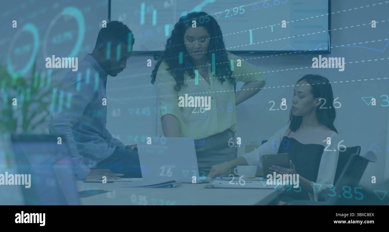 Datenüberprüfung, Analyse von Finanzdiagrammen durch drei Mitarbeiter im Konferenzraum, Laptop und Tablet Stockfoto