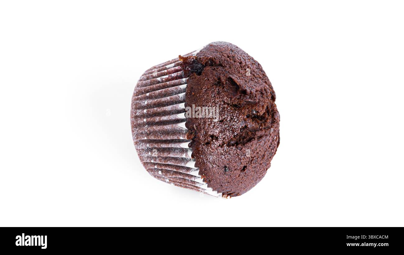 Schokoladen-Cupcakes mit Kirschmarmelade isoliert auf weißem Hintergrund. Schokoladenmuffin. Stockfoto