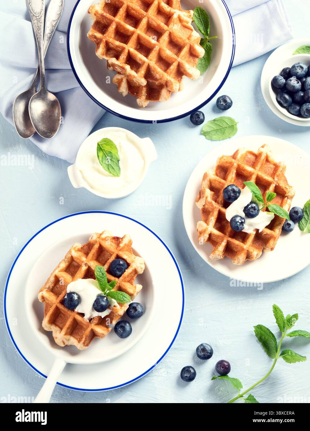 Traditionelle belgische Waffeln mit frischen Blaubeeren. Draufsicht Stockfoto