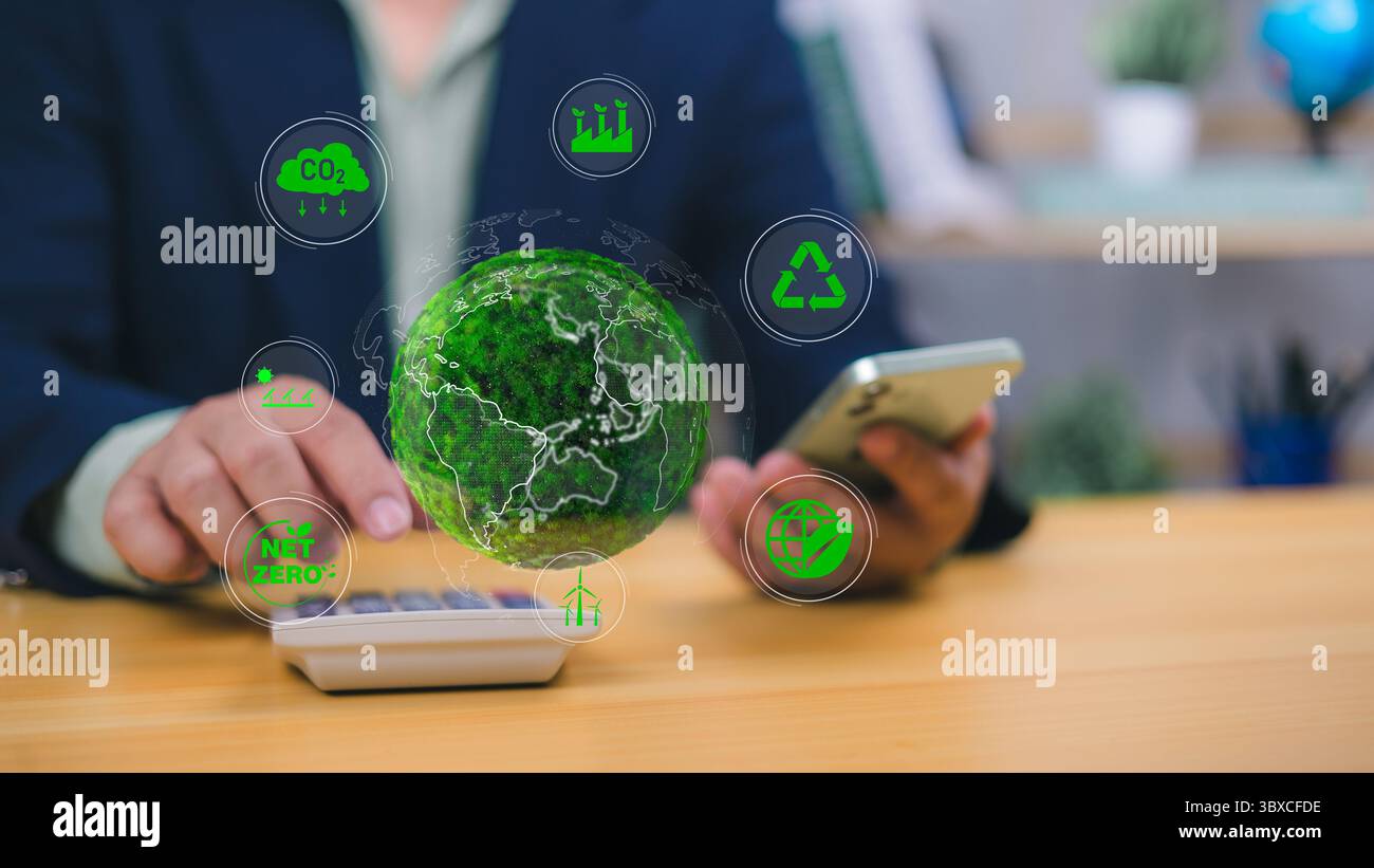 Nachhaltigkeit im Unternehmen visualisiert durch eine Person, die mit einer holografischen Erde interagiert, und Symbole wie CO2, Netto Null und Recycling, die das Klima symbolisieren Stockfoto