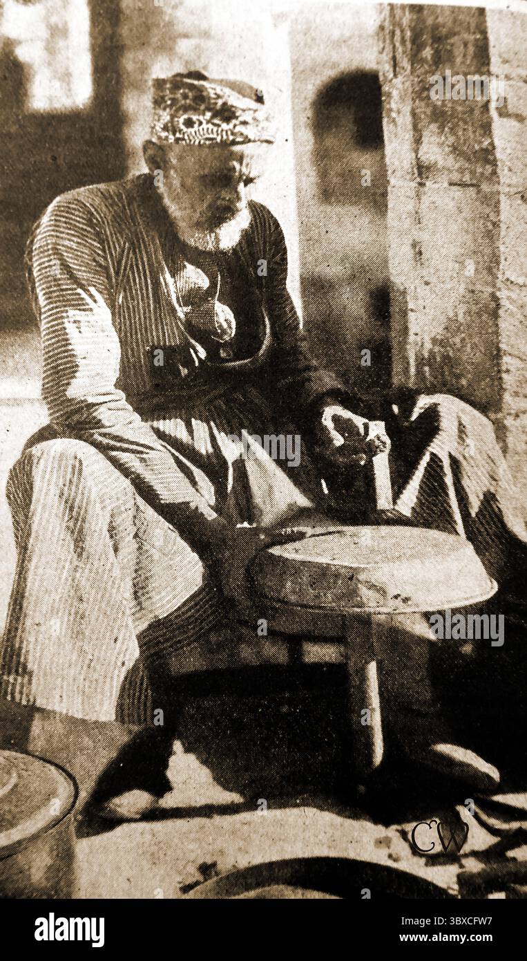 1915 Ein Straßenhandwerker in Damaskus (دِمَشْق -aš-Šām -الشَّام -), Syrien Stockfoto