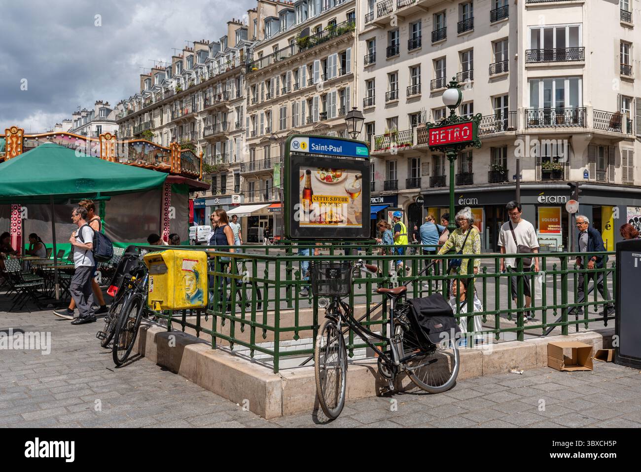 Paris, Frankreich, 07.15.2025. Der Eingang zur Metrostation Saint Paul in der Rue de Rivoli im 4. Arrondissement von Paris Stockfoto