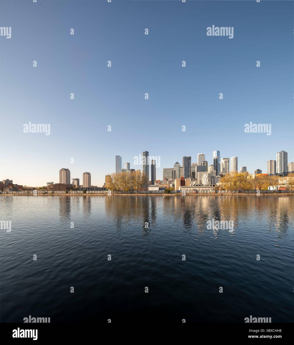 Die Skyline von Canary Wharf spiegelt sich in den South Dock Waters in London Docklands, England, Großbritannien Stockfoto