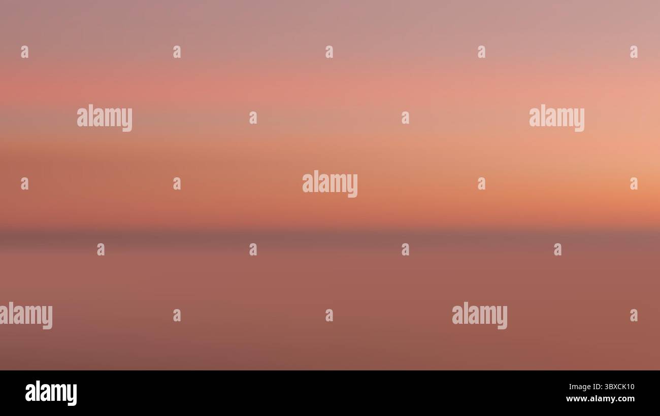Ein ruhiger Sonnenuntergang mit warmen rosa bis orangen Farbtönen, die sich über einem ruhigen Ozean spiegeln. Im Freien, um einen friedlichen Horizont zu erwecken, ideal für Naturszenen o Stock Vektor