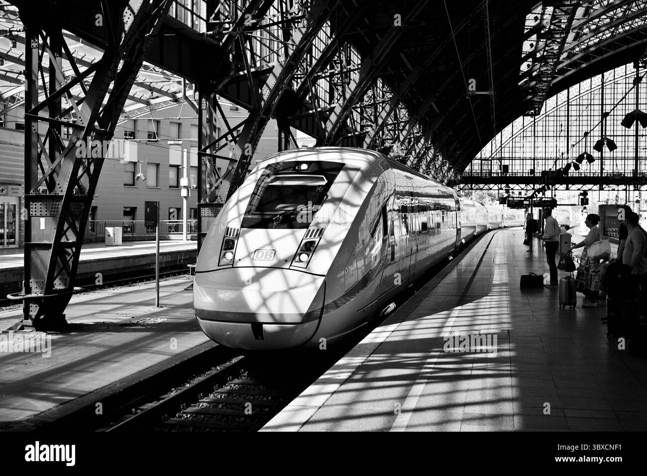 ICE4-Zug der Deutschen Bahn in Köln Hauptbahnhof, Deutschland, Europa. Sommer 2024 Stockfoto